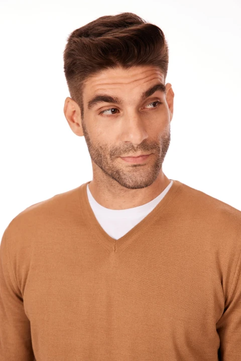 sweter-meski-w-serek-wełna-akryl-camel-klasyka-elegancki-Lanieri-Fashion.jpg