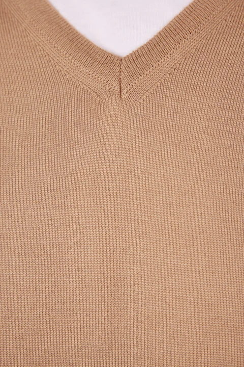 sweter-meski-dekolt-w-serek-wełna-akryl-camel-klasyka-elegancki-Lanieri-Fashion.jpg